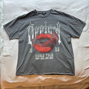 Gray Graphic Tee with Red Lips Design